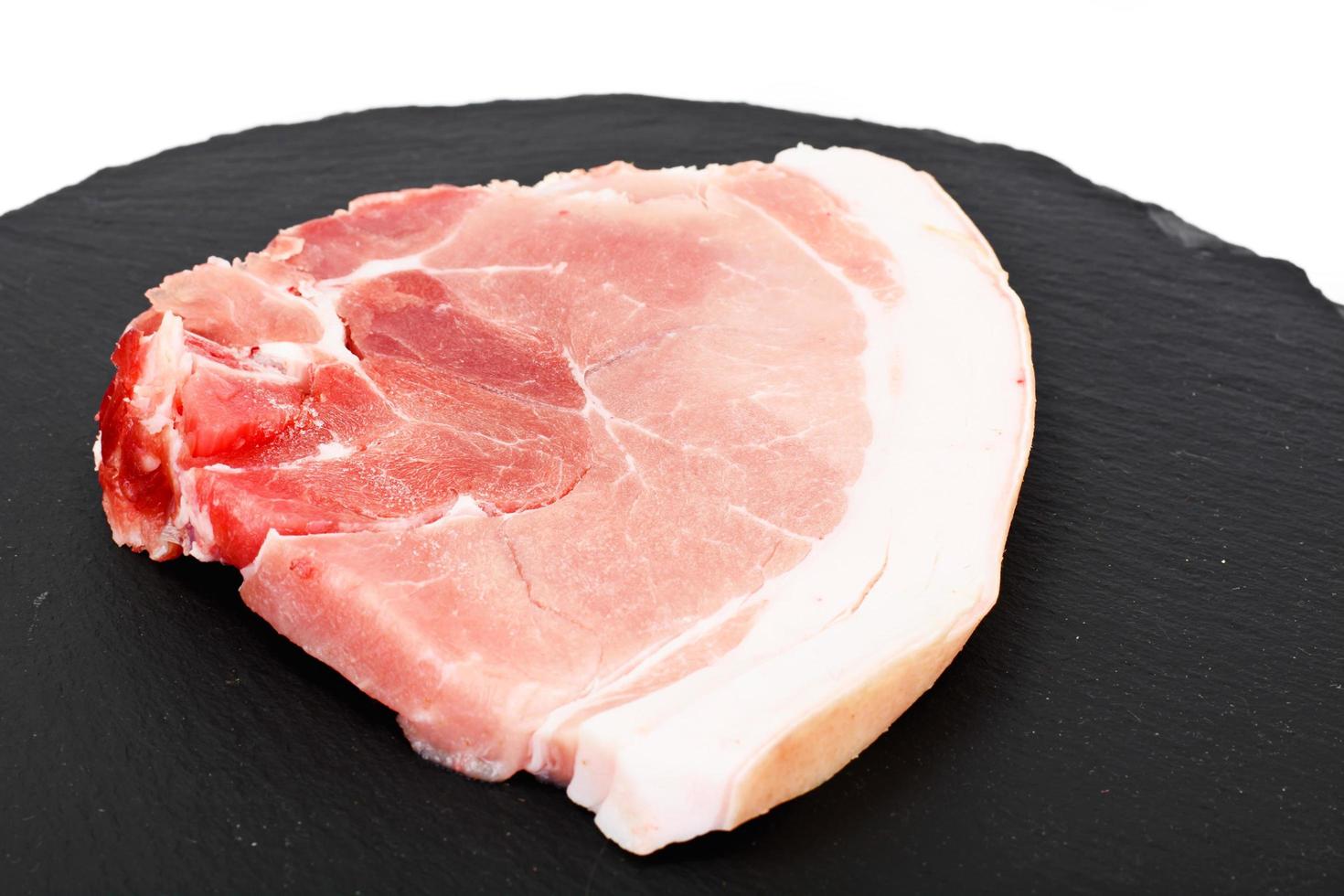 Stuk vers rauw varkensvlees, vlees geïsoleerd op een witte achtergrond foto
