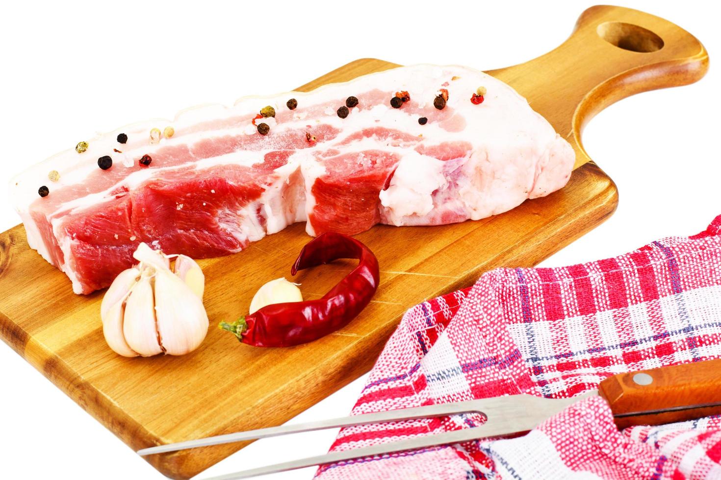 Stuk vers rauw varkensvlees, vlees geïsoleerd op een witte achtergrond foto