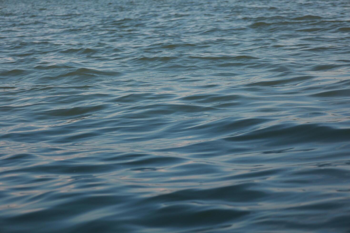 blauw zee golven achtergrond, oceaan golven achtergrond foto