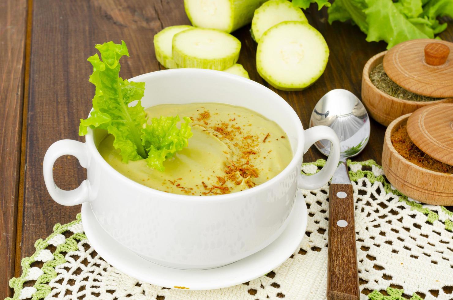 groene courgette crème soep in beker. foto