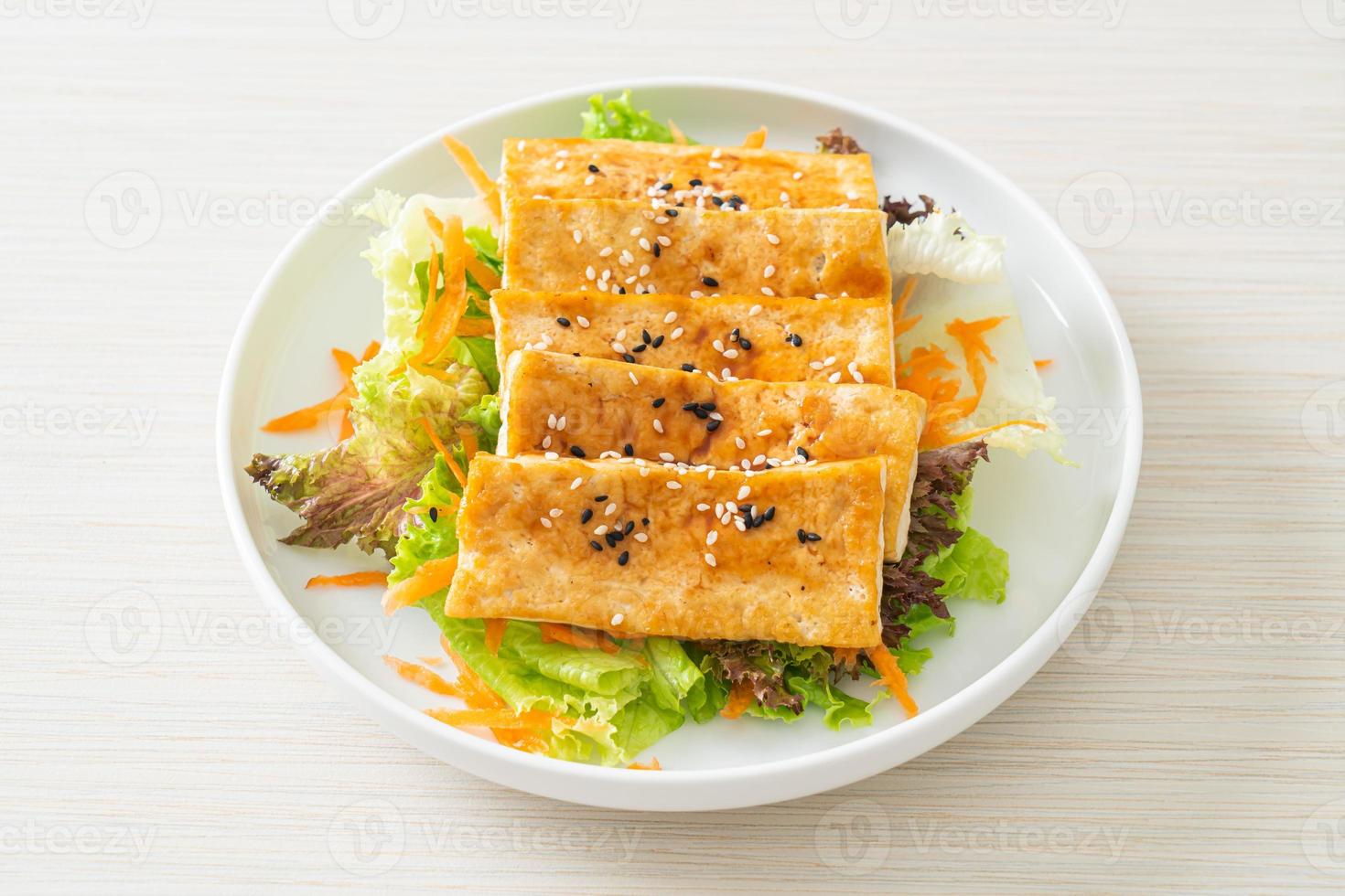 teriyaki tofu salade met sesam foto
