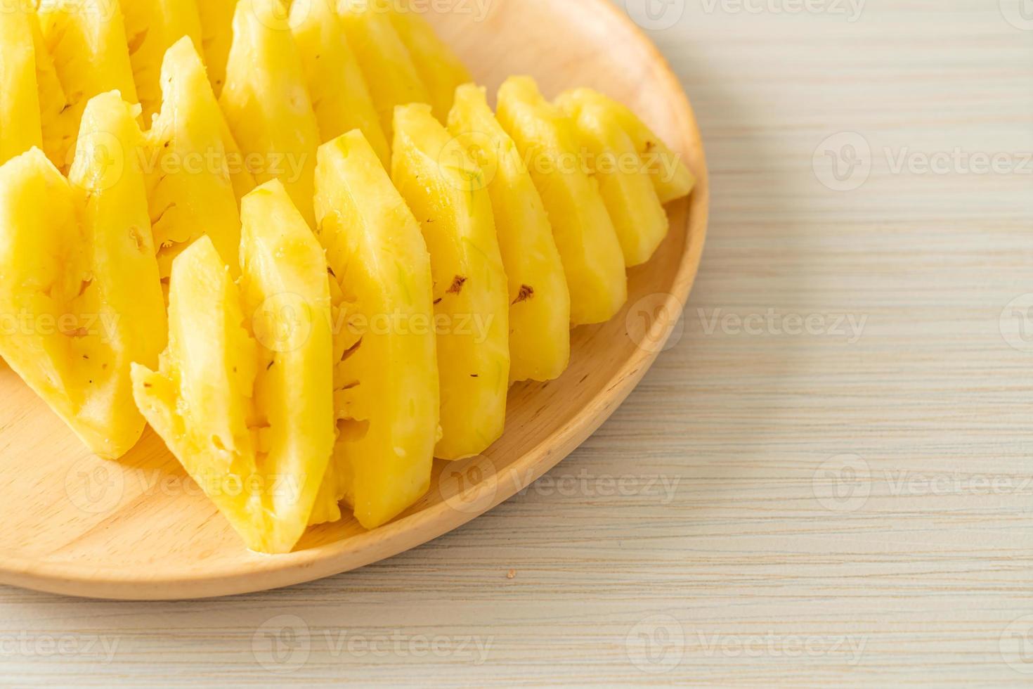 verse ananas in plakjes gesneden op bord foto