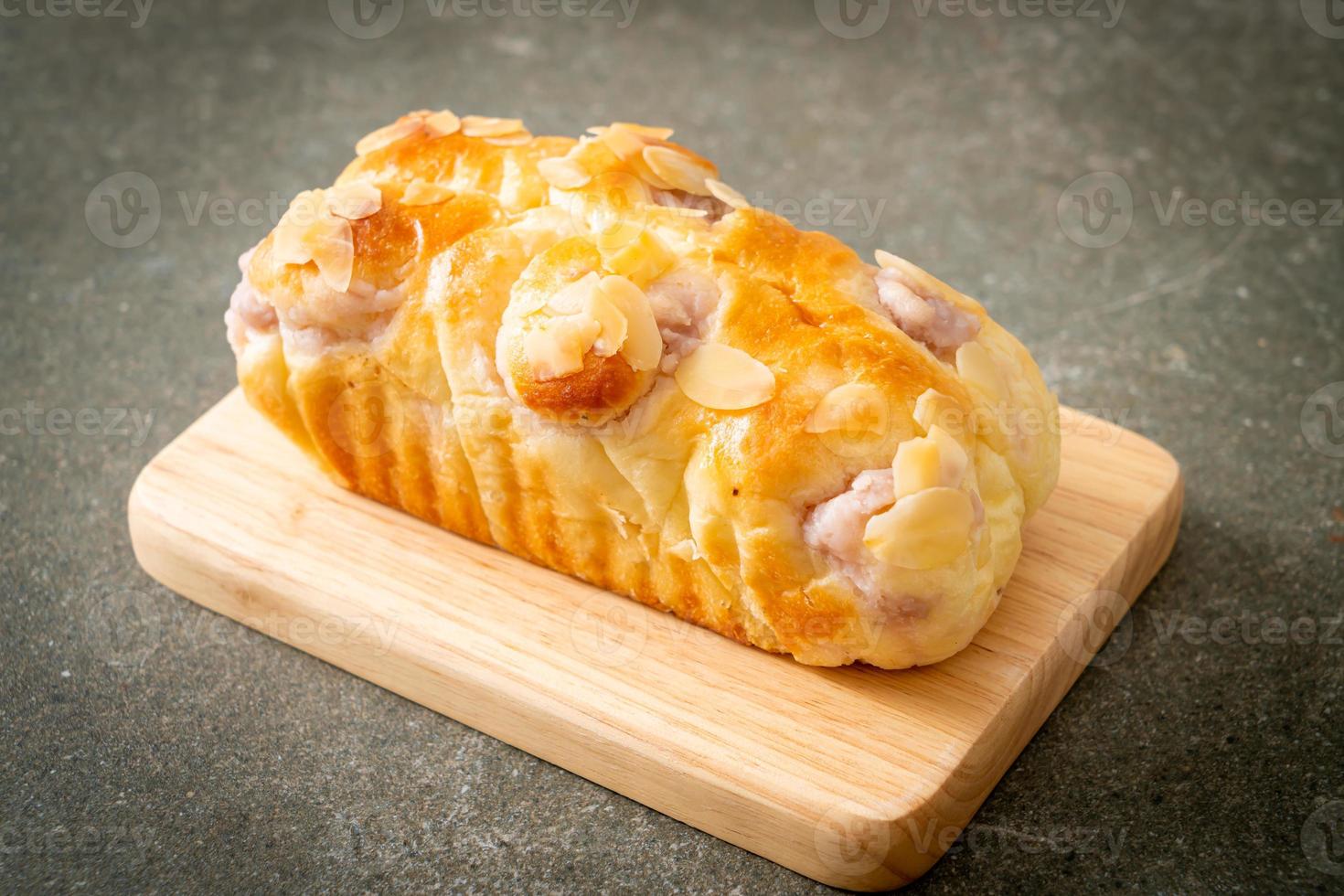 taro toastbrood op een houten bord foto