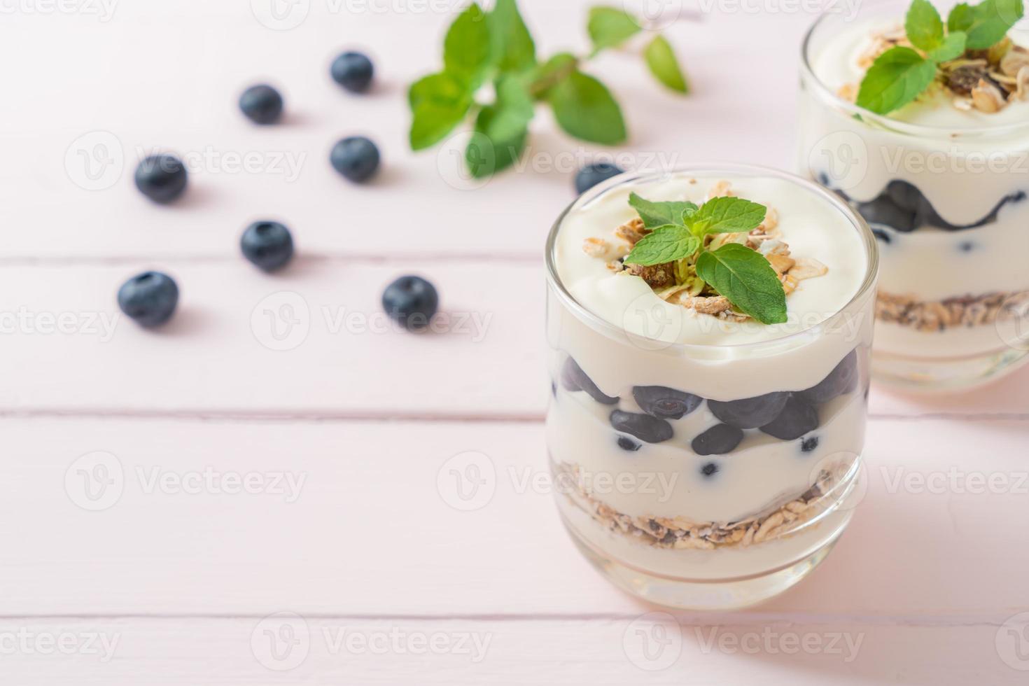 verse bosbessen en yoghurt met granola foto