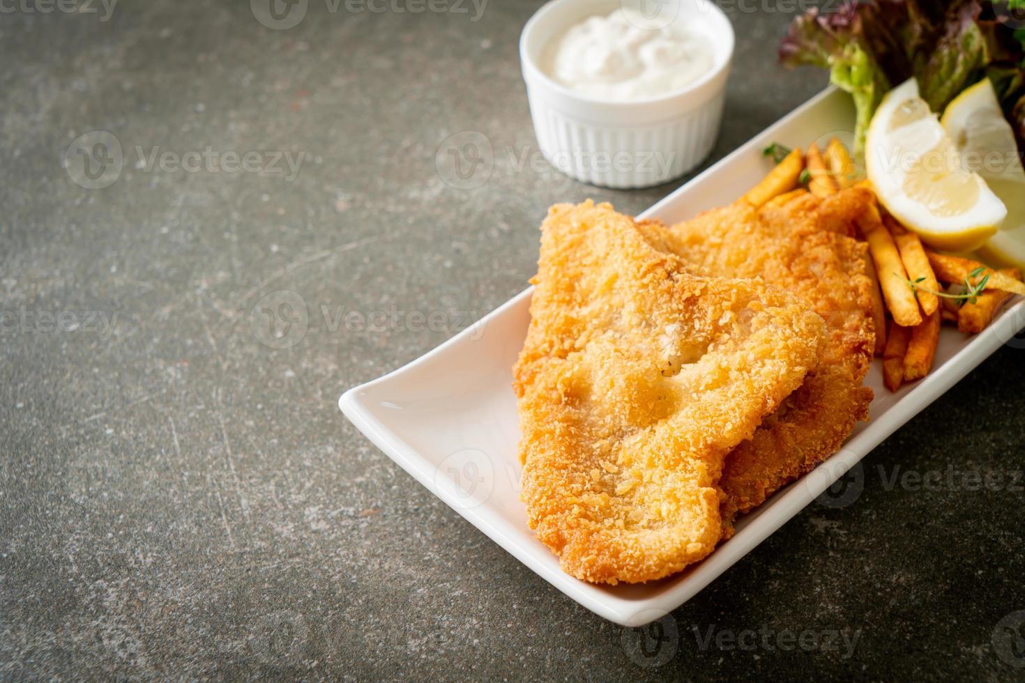 fish and chips - gebakken visfilet met aardappelchips foto