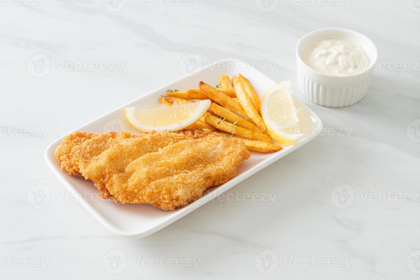 fish and chips - gebakken visfilet met aardappelchips foto