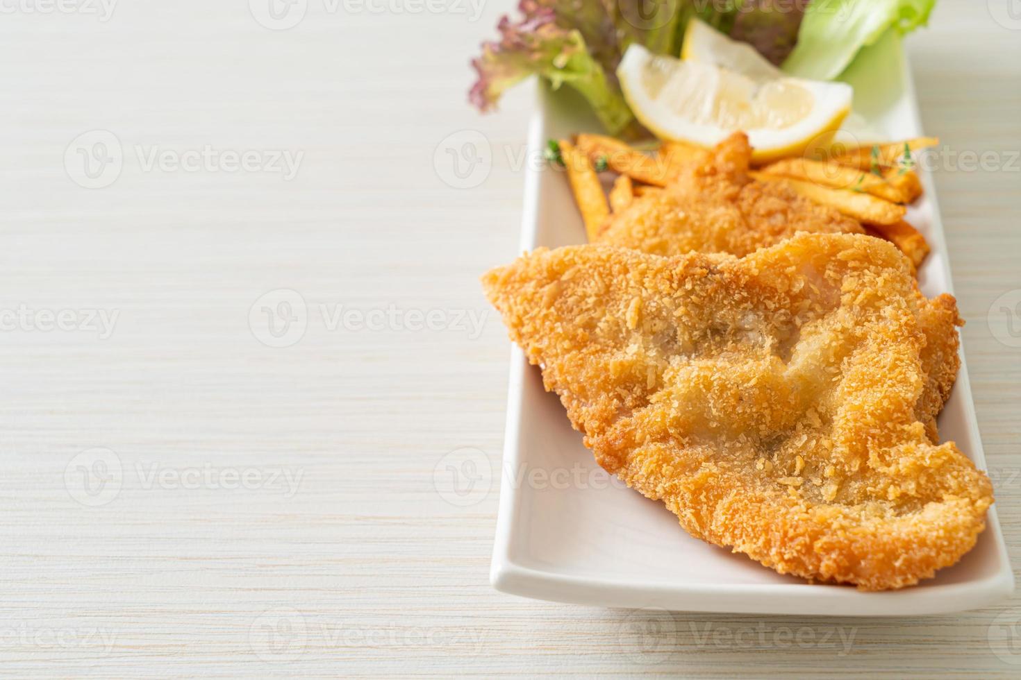 fish and chips - gebakken visfilet met aardappelchips foto