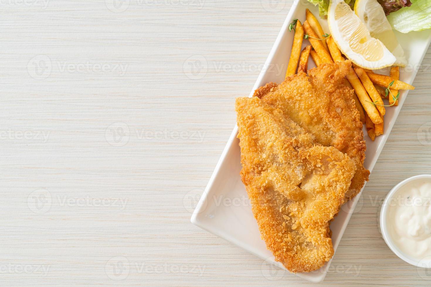 fish and chips - gebakken visfilet met aardappelchips foto