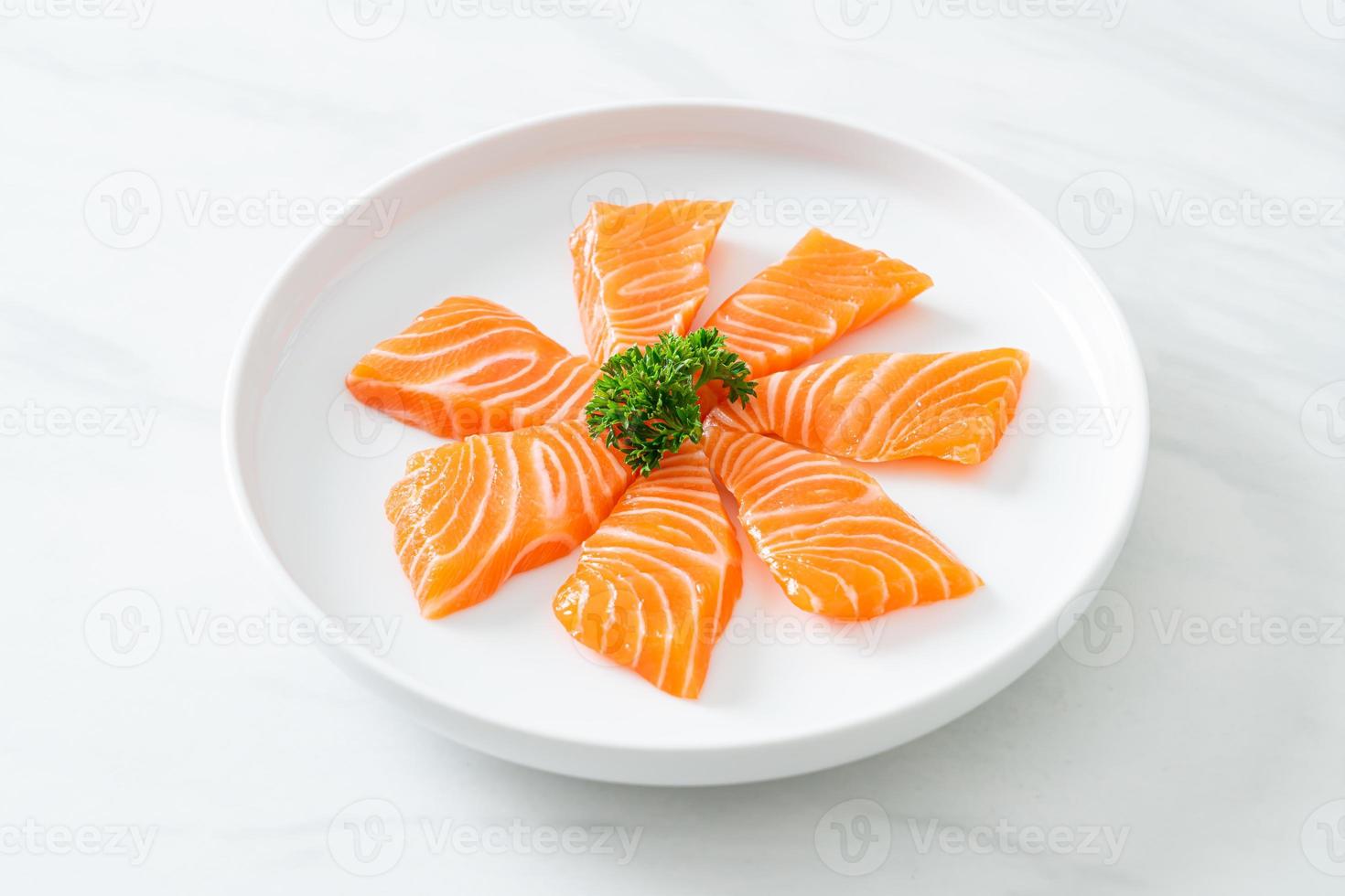 verse zalm rauwe sashimi op bord foto