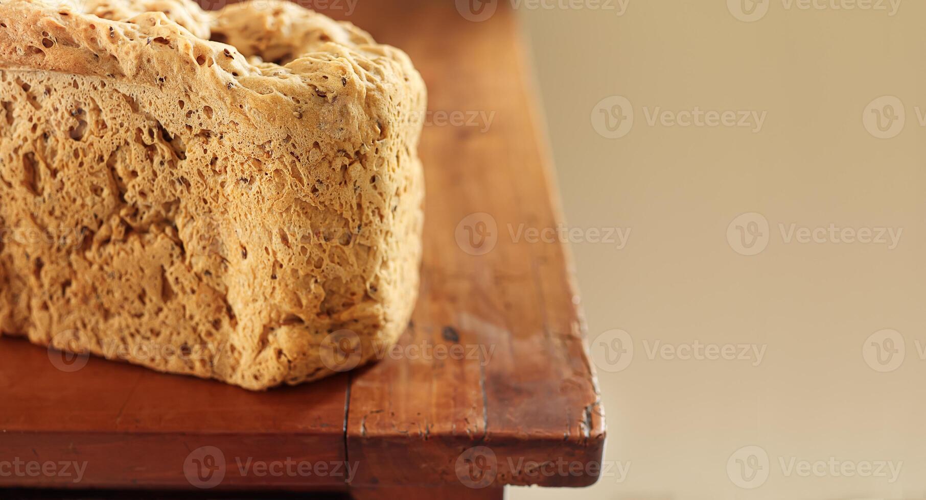 eigengemaakt meergranen brood Aan een oud houten tafel foto