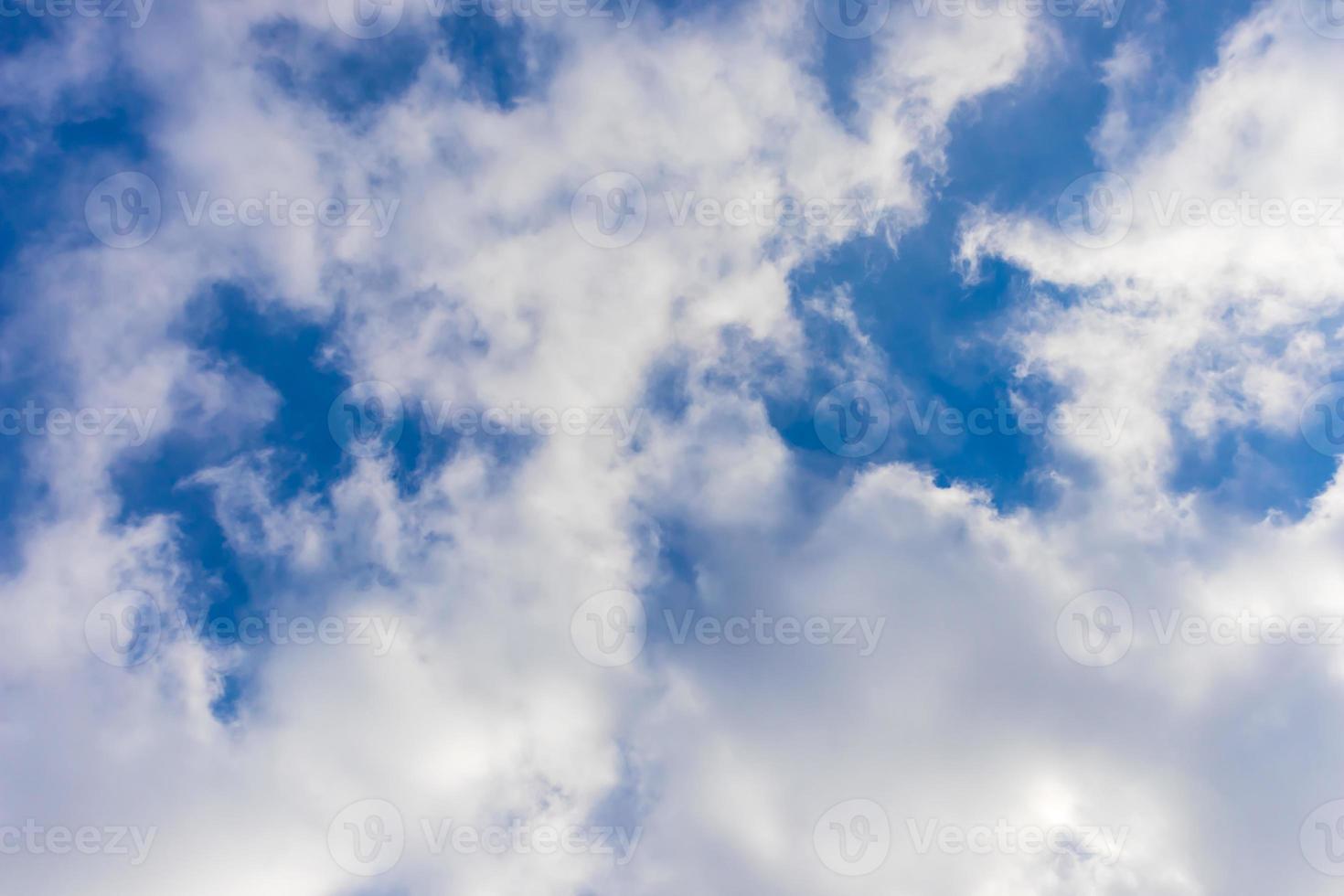 blauwe lucht met de wolken foto