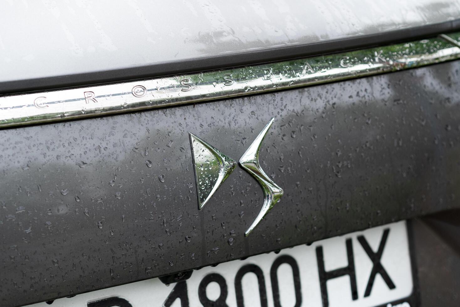 kiev, Oekraïne - april, 2024. ds 7 crossback buitenkant auto detailopname logo met water druppels foto