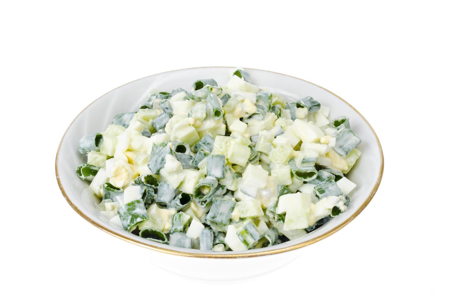 light-dieetsalade met gekookt ei, groene uien en verse komkommer foto