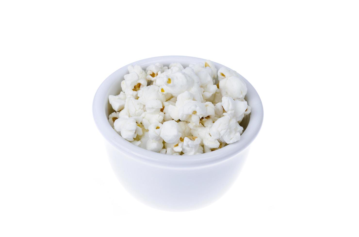zoete witte luchtige krokante popcorn. studio foto
