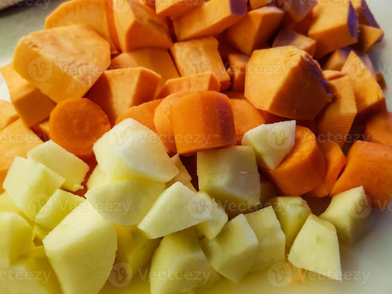 soep van de oranje zoete aardappel met frietjes van de hokkaido pompoen cucurbita maxima foto