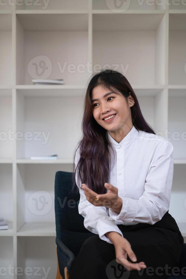 werkgever herzien mooi zo CV van bereid geschoold aanvrager. hr manager maken in dienst nemen beslissing. interview concept. foto