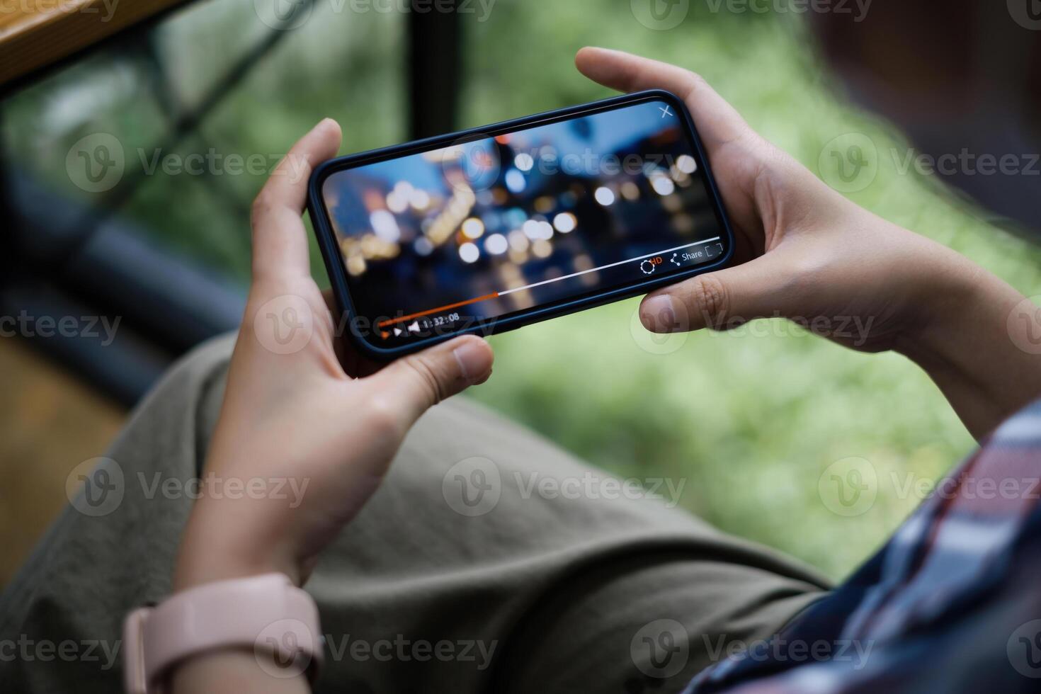 terwijl quarantaine een Dames aan het kijken leven streaming door toepassing Aan smartphone. foto