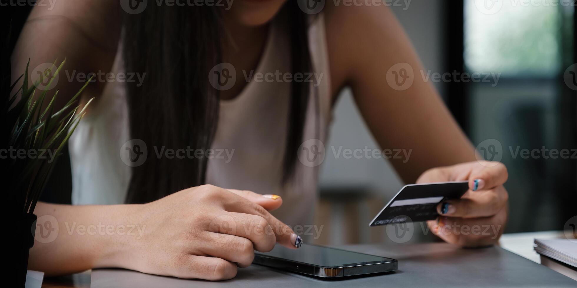 vrouw genieten met online boodschappen doen toepassing en op zoek Bij credit kaart voor vullen aantal naar betaling. foto