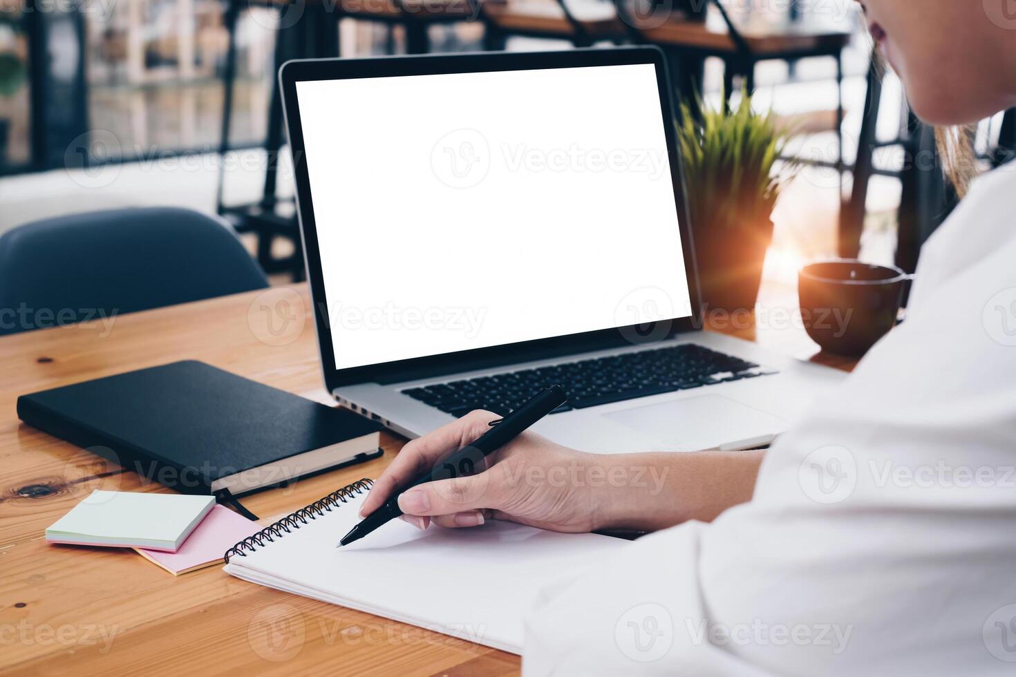 detailopname van een zakenvrouw gebruik makend van een laptop computer naar audit de van het bedrijf begroting. belasting informatie is berekend door accountants. foto