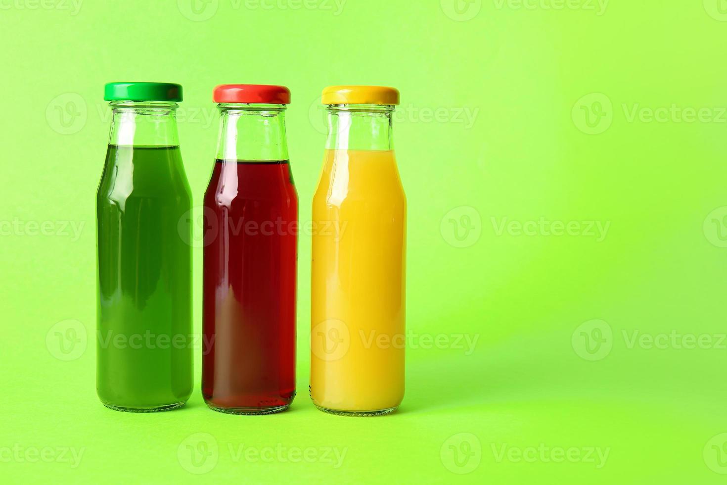 verschillende gezonde sap op kleur achtergrond foto