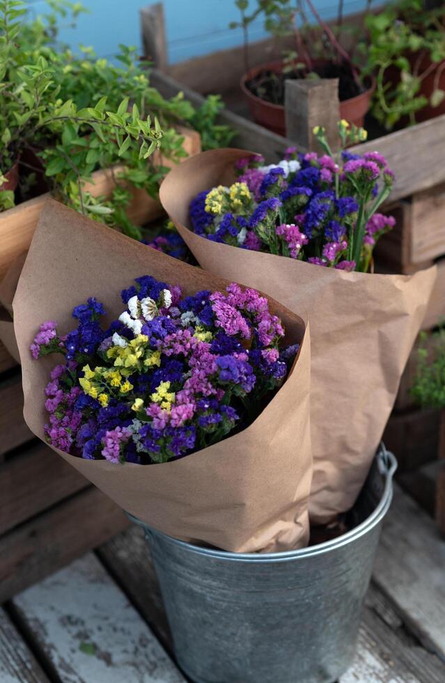 boeket kleurrijk bloemen limonium of statice zee-lavendel, caspia of moeras-rozemarijn in ambacht papier foto