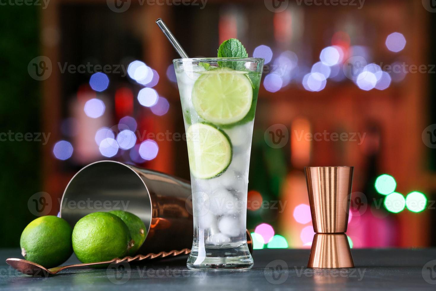 glas verse mojito op tafel in bar foto