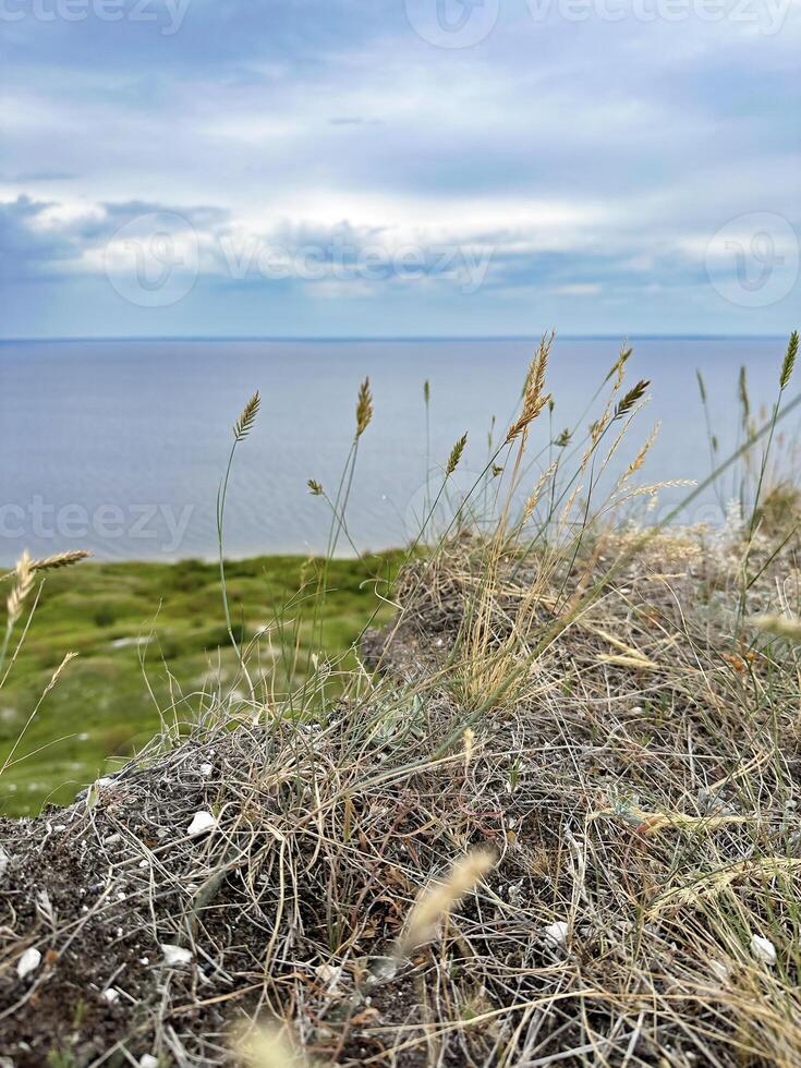 een verbijsterend hoge Hoek schot van een klif langs de volga rivier- bank, met de enorm rivier- tegen een toneel- landschap foto