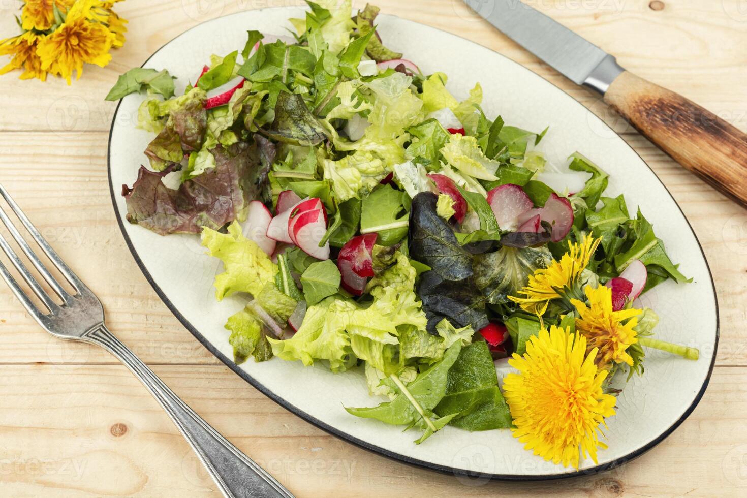 vers salade met paardebloemen. foto