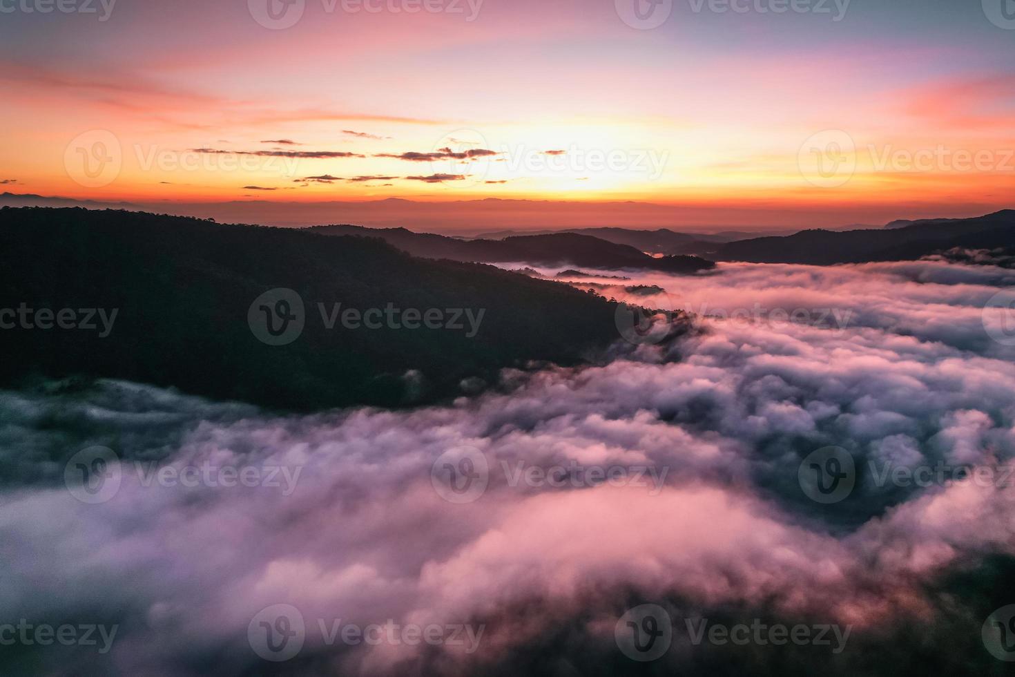 vliegen boven de wolken zonsopgang en mist foto