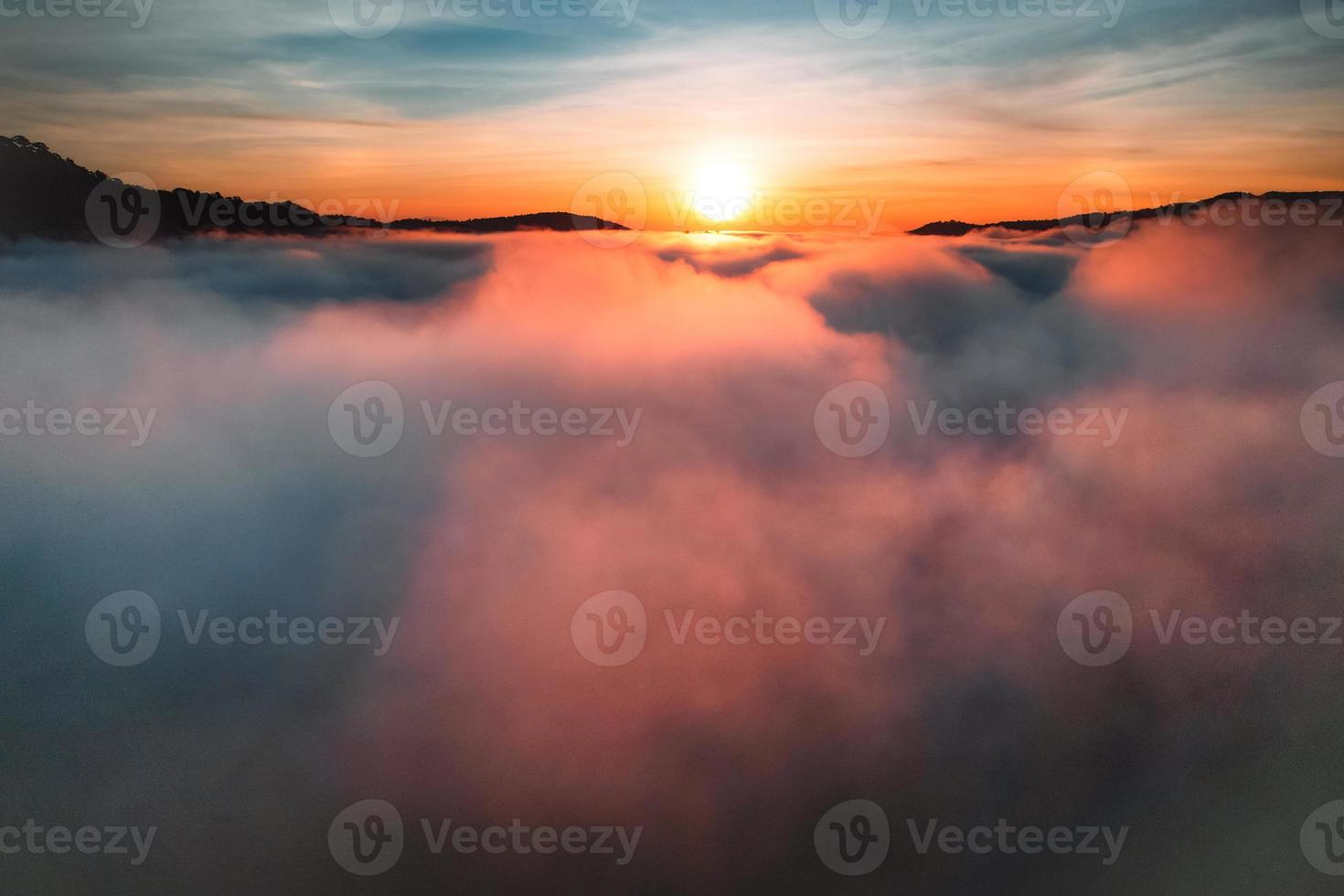 vliegen boven de wolken zonsopgang en mist foto