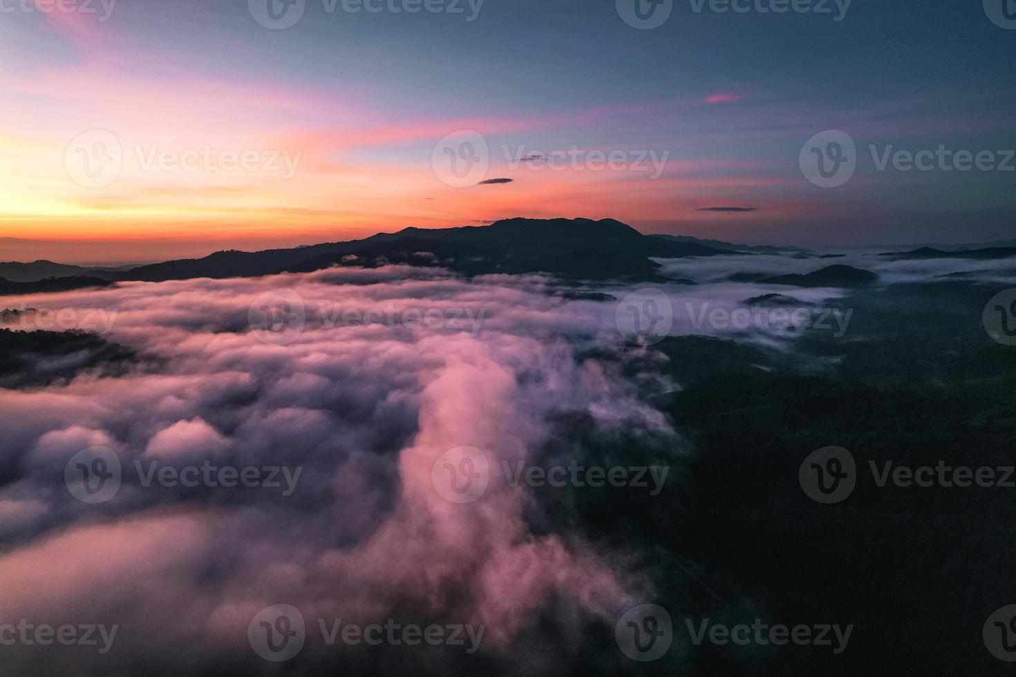 vliegen boven de wolken zonsopgang en mist foto