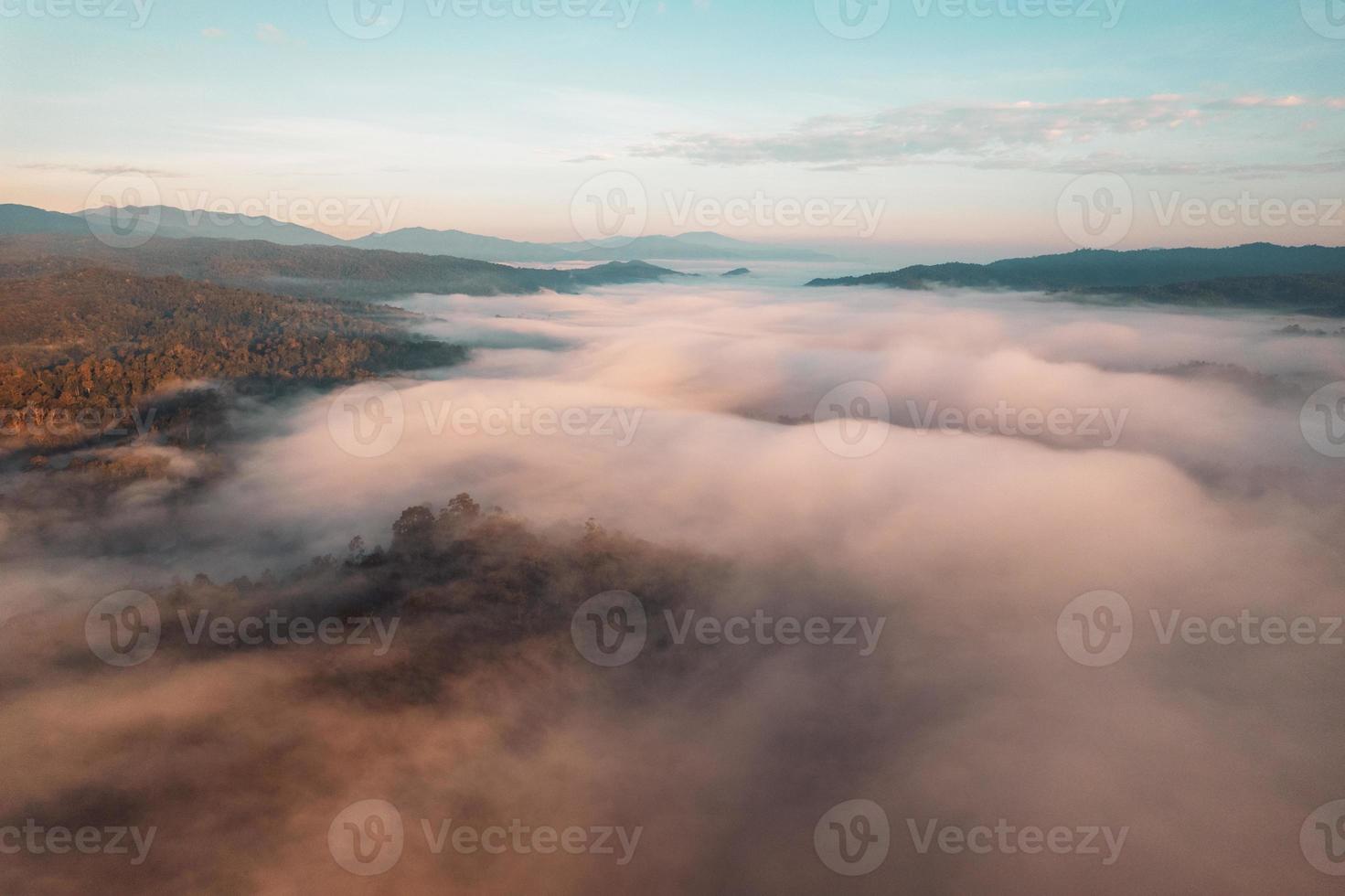 vliegen boven de wolken zonsopgang en mist foto