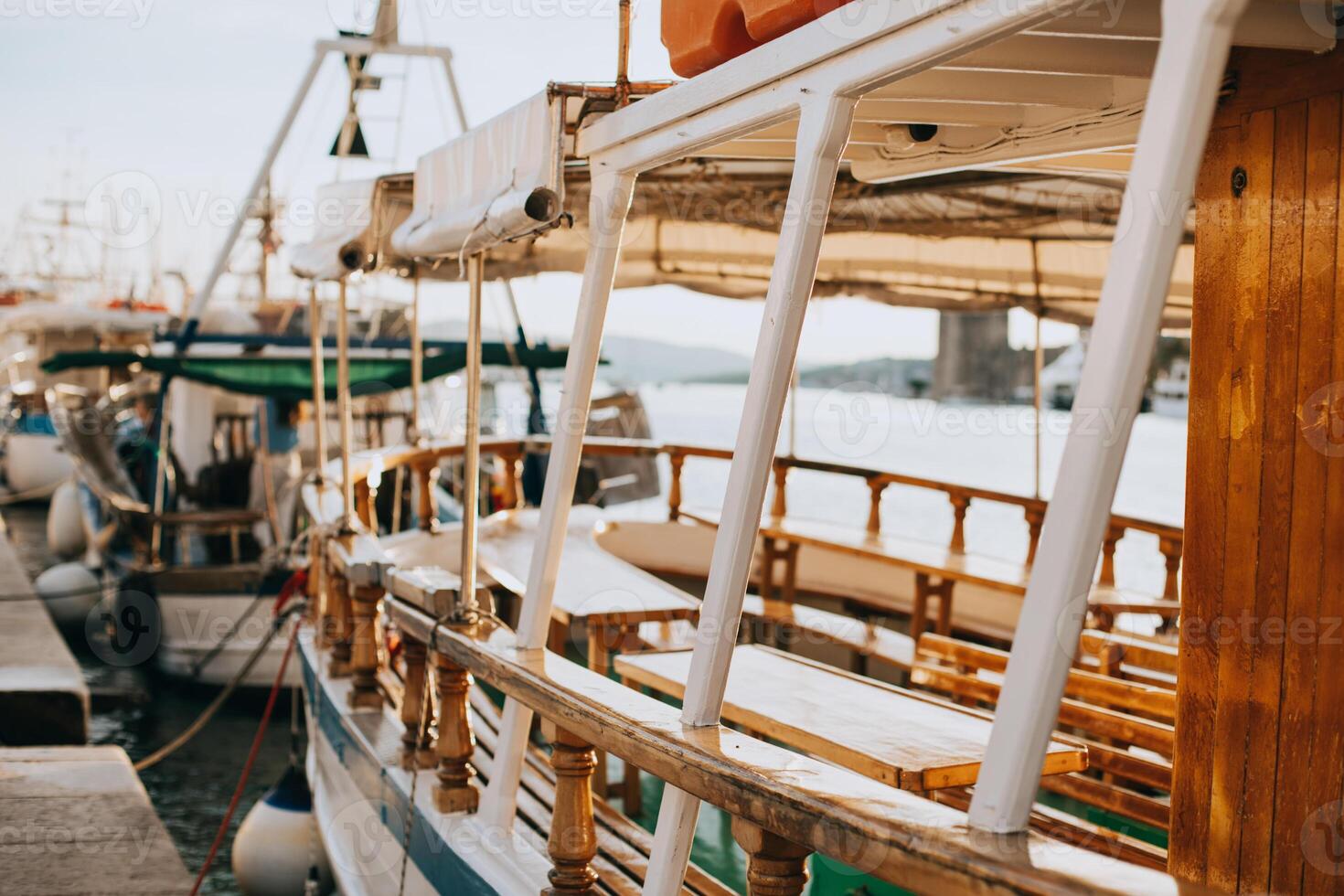 visvangst boten Aan een pier in trogir oud dorp, Kroatië.zonnig zomer dag. foto