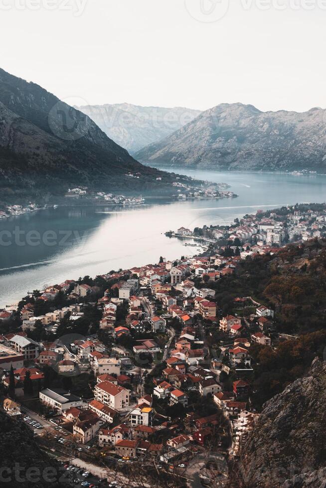 verbazingwekkend visie van Kotor oud stad en de zee van de heuvel. foto