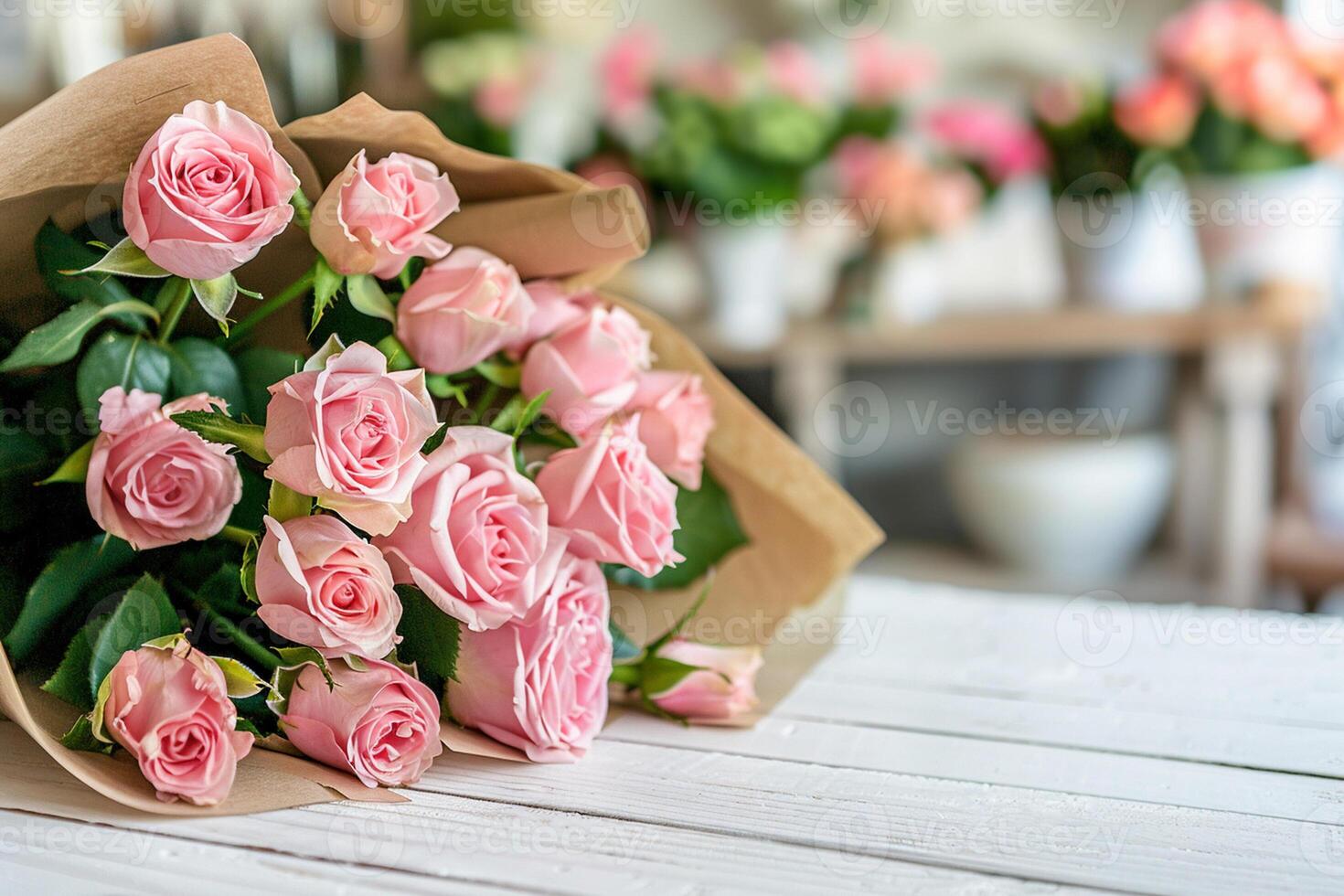 mooi boeket van roze pastel rozen verpakt in een ambacht papier Aan een wit houten tafel in een bloem winkel. foto