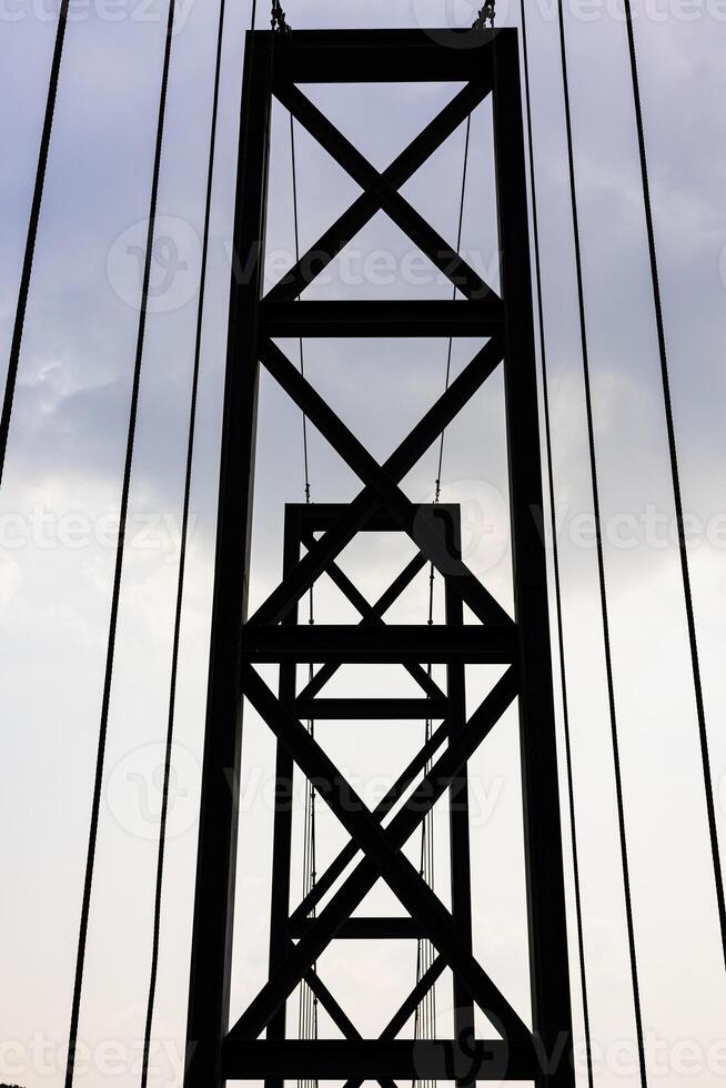 de ijzer zwart brug onder bewolkt lucht foto