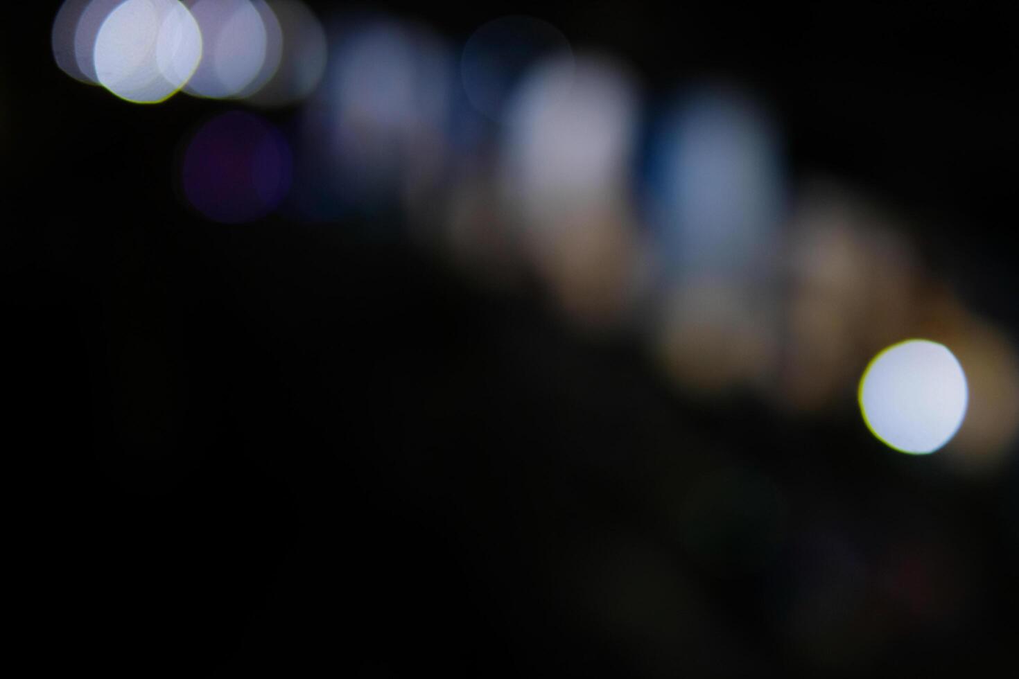 achtergrond fotografie. getextureerde achtergrond. abstract onscherp wazig achtergronden van sprankelend licht Bij nacht. sprankelend lichten Aan een donker achtergrond. bandoeng, Indonesië foto