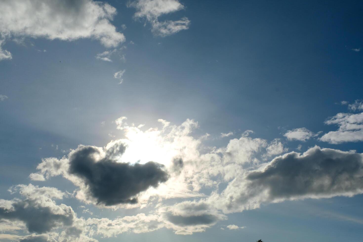 achtergrond fotografie. slierten van wolken gedekt de zon schijnend helder. gouden licht schijnend achter de wolken, antenne visie, structuur achtergrond, natuur achtergrond. schot van een dar vliegend 200 meter foto