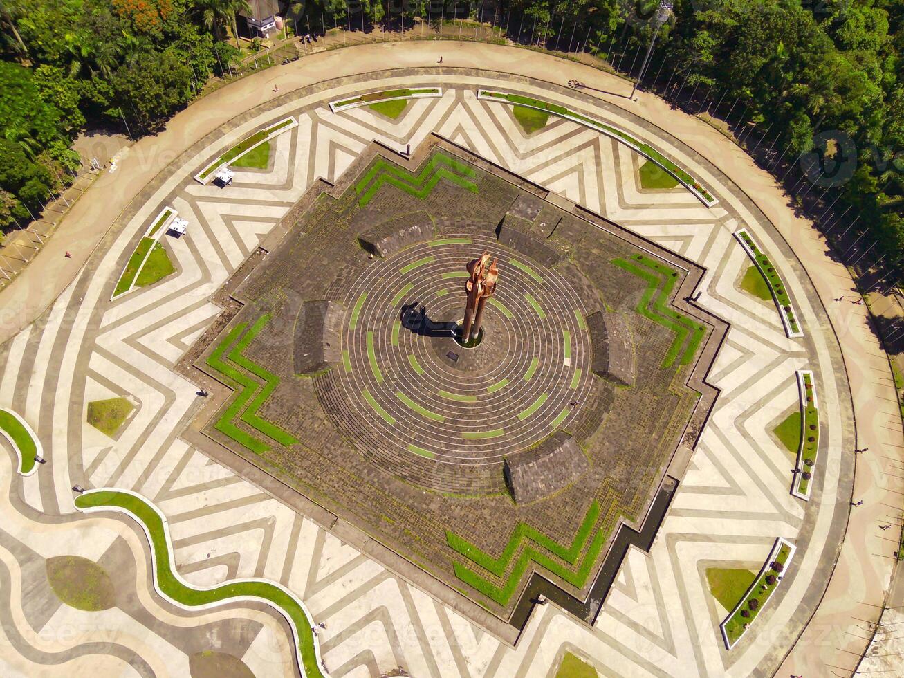 Bandung zee van brand monument in tegalega park, Bandung - Indonesië. top visie nationaal monument, Indonesië, Azië. antenne visie. dar fotografie. schot van een dar vliegend 100 meter hoog foto