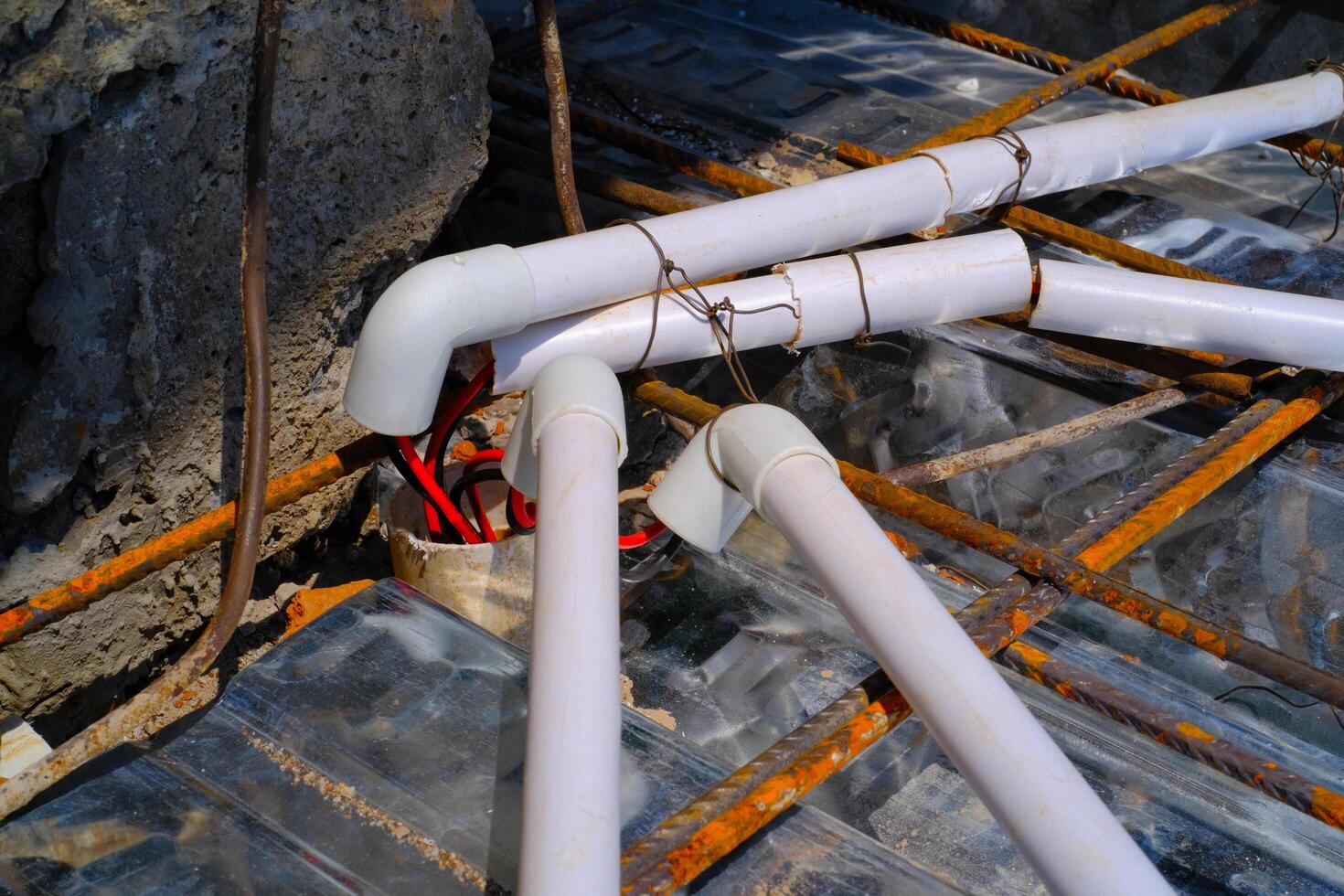 industrieel fotografie. bouw werk activiteiten. regelen van de huis elektrisch bedrading gebruik makend van pijpen voordat aan het bedekken hen met cement gietstukken. Bandung - Indonesië, Azië foto