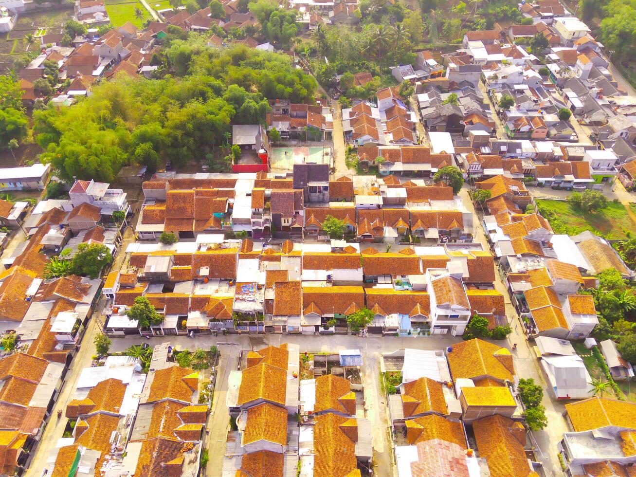 antenne van huizen in Bandung buitenwijken. een antenne visie genomen van een dar van een groot behuizing landgoed in bandoeng, Indonesië. veel vergelijkbaar huizen in een dicht ontwikkeling. foto