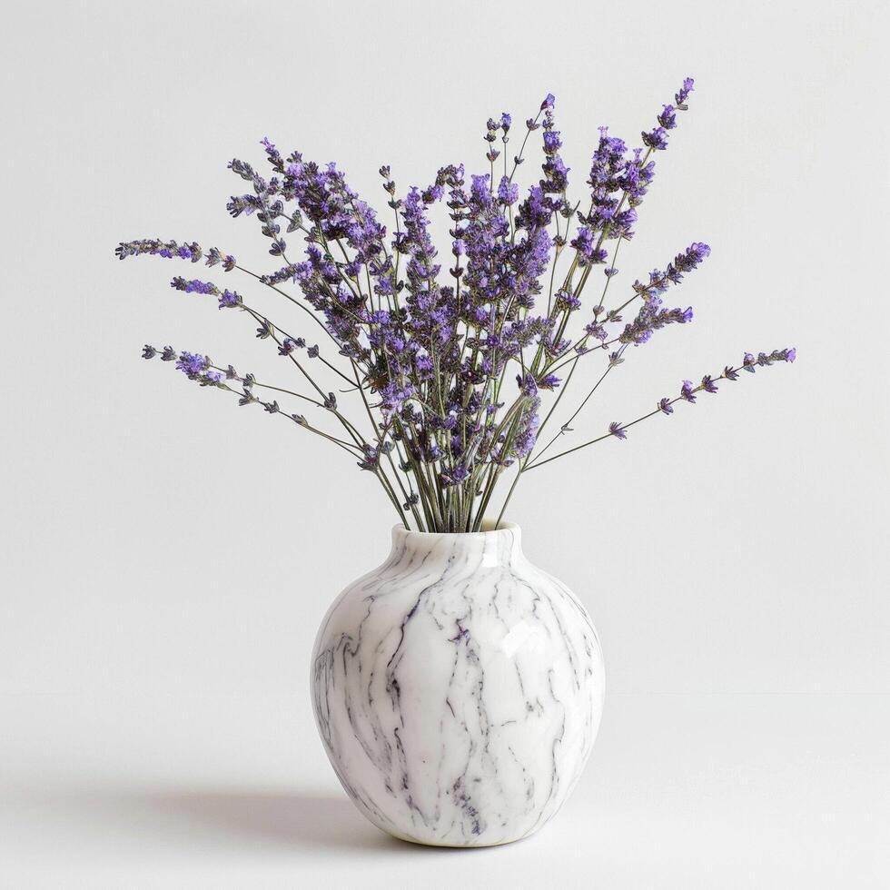 een strak marmeren vaas houdt een boeket van geurig lavendel bloemen. foto