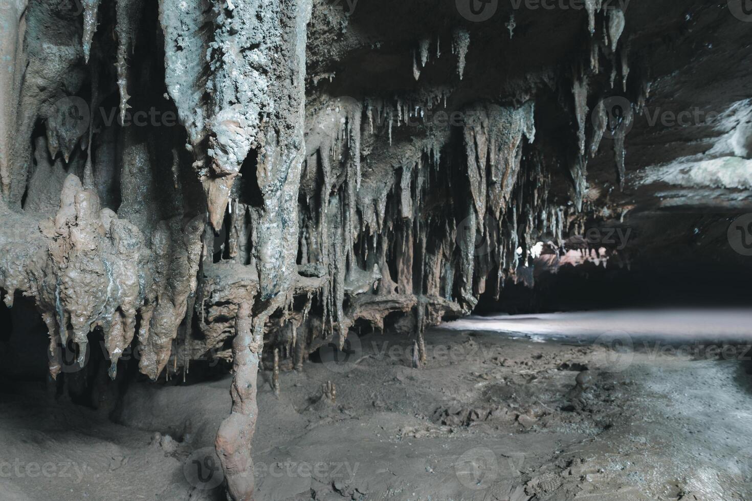 mooi van stalactiet en stalagmiet in tham leggen khao kob grot in trang, Thailand. foto