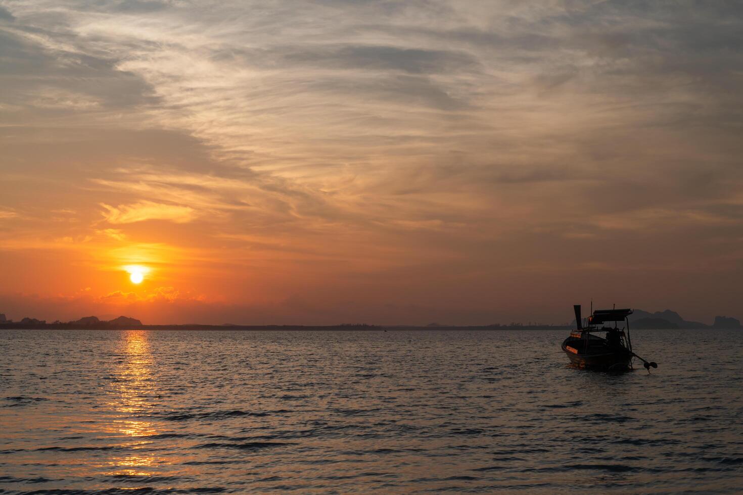 mooi lucht Aan zonsopkomst met visvangst boot Bij koh mook.trang, Thailand. foto