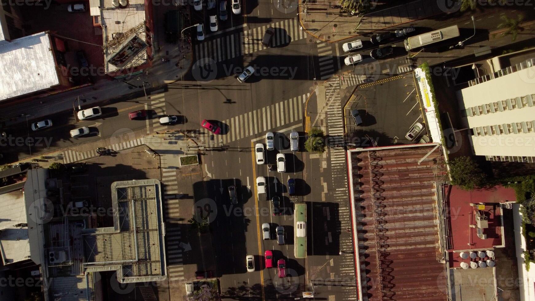 auto's verkeer Bij kruispunt. auto weg vervoer in stad, top antenne visie. foto