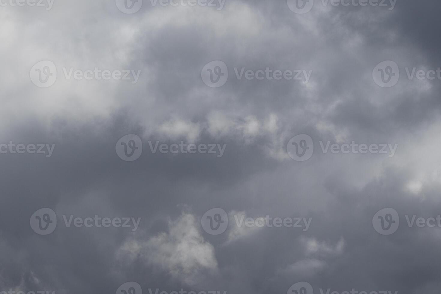 cloudscape landschap, bewolkt weer bovenstaand donker blauw lucht. storm wolken drijvend in een regenachtig saai dag met natuurlijk licht. wit en grijs toneel- milieu achtergrond. natuur visie. foto