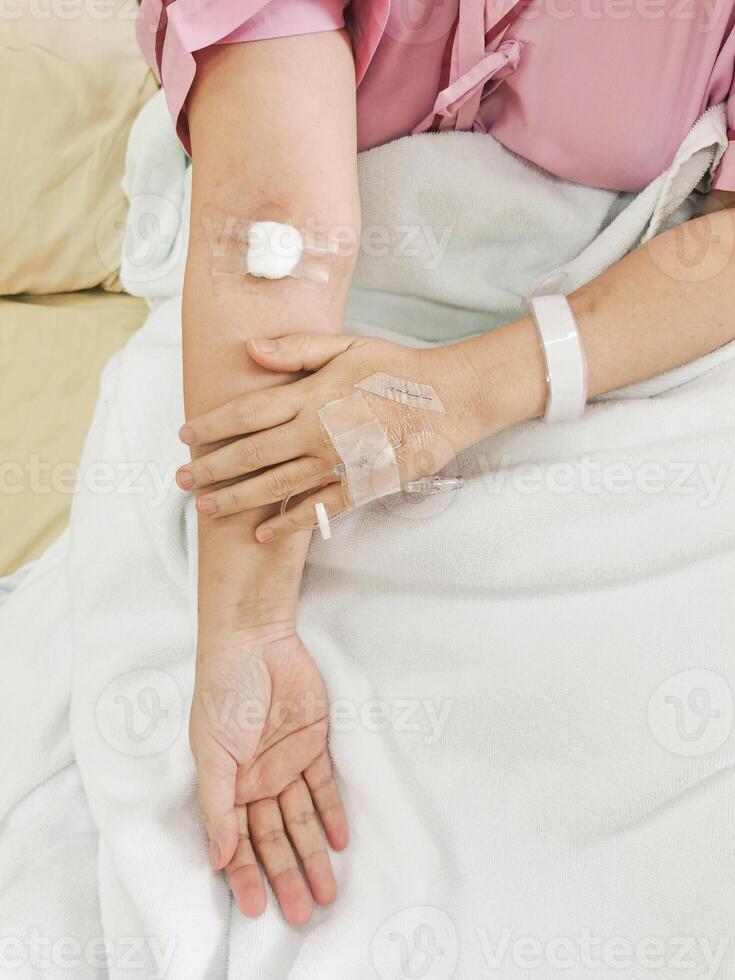 arm van vrouw aan het liegen ziek in ziekenhuis foto