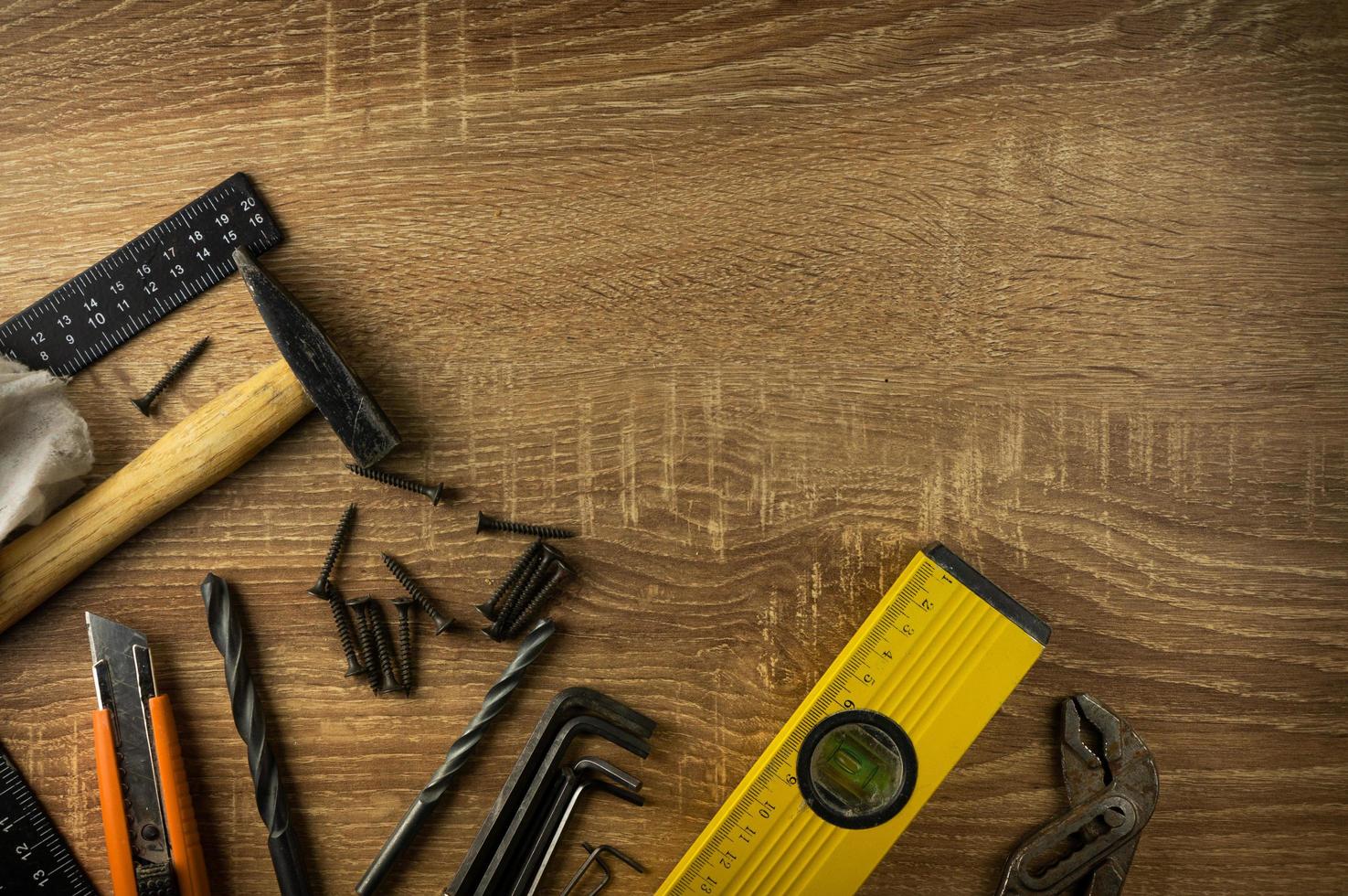 handgereedschap ligt op een houten tafel foto