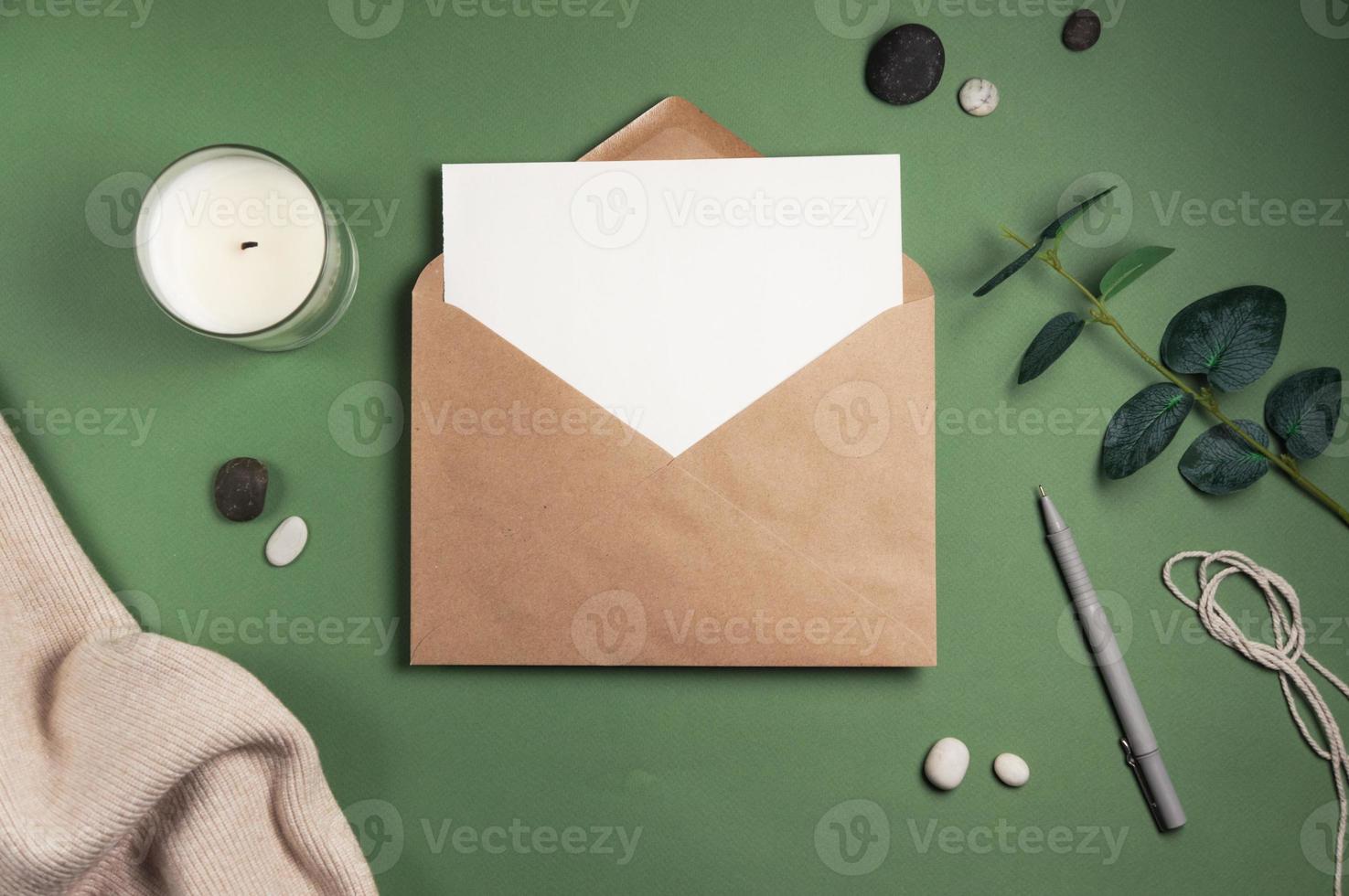 blanco wit vel papier met een envelop groene achtergrond foto