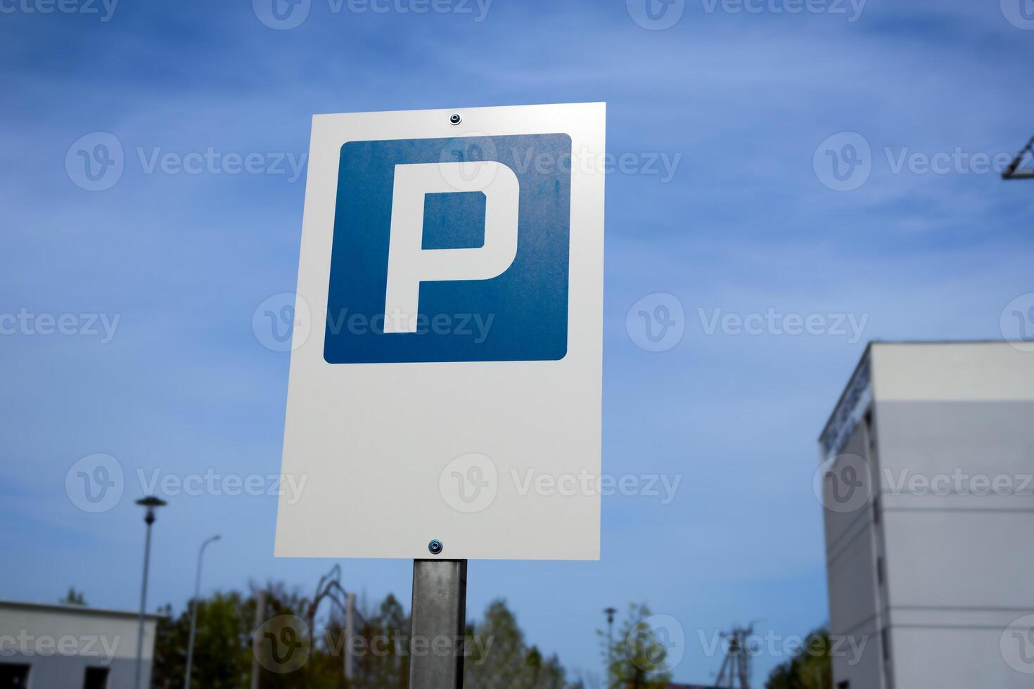 parkeren teken in voorkant van gebouw foto
